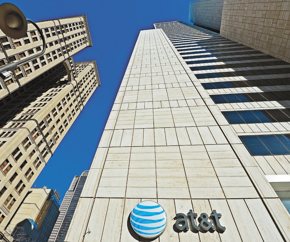 Ante alza en precio, AT&T devuelve espectro